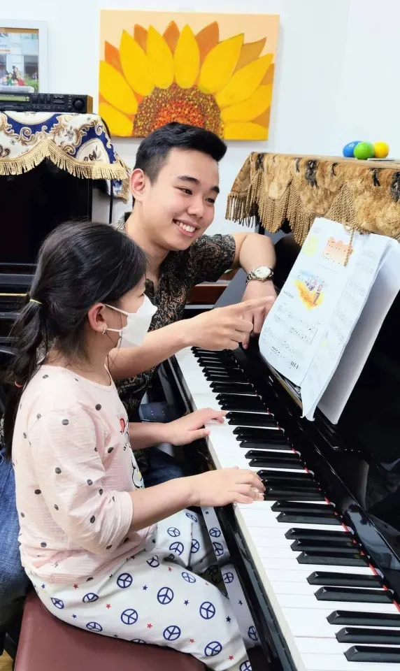 Trung tâm nghệ thuật song ngữ AMiE Center