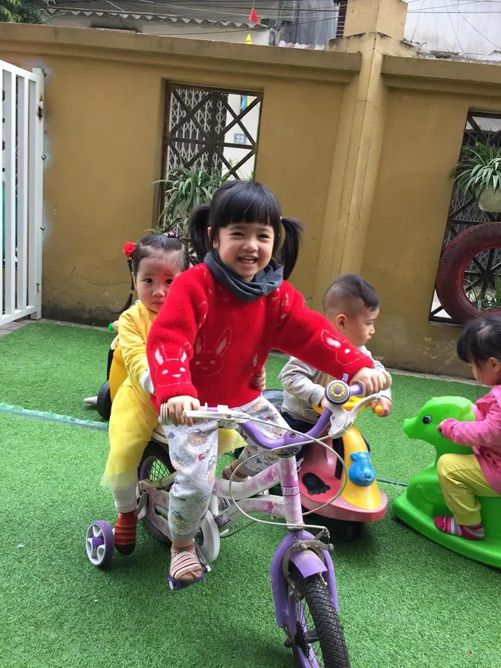 Tường mầm non Lớp học Cầu Vồng
