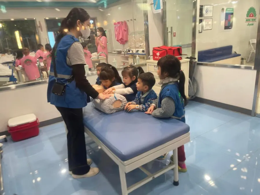 Mầm Non Những Người Bạn Nhỏ ( Little Friends Montessori ) - Lê Trọng Tấn, Hà Đông