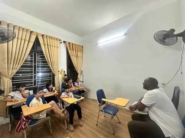 Trung tâm Ngoại ngữ Let's Shine