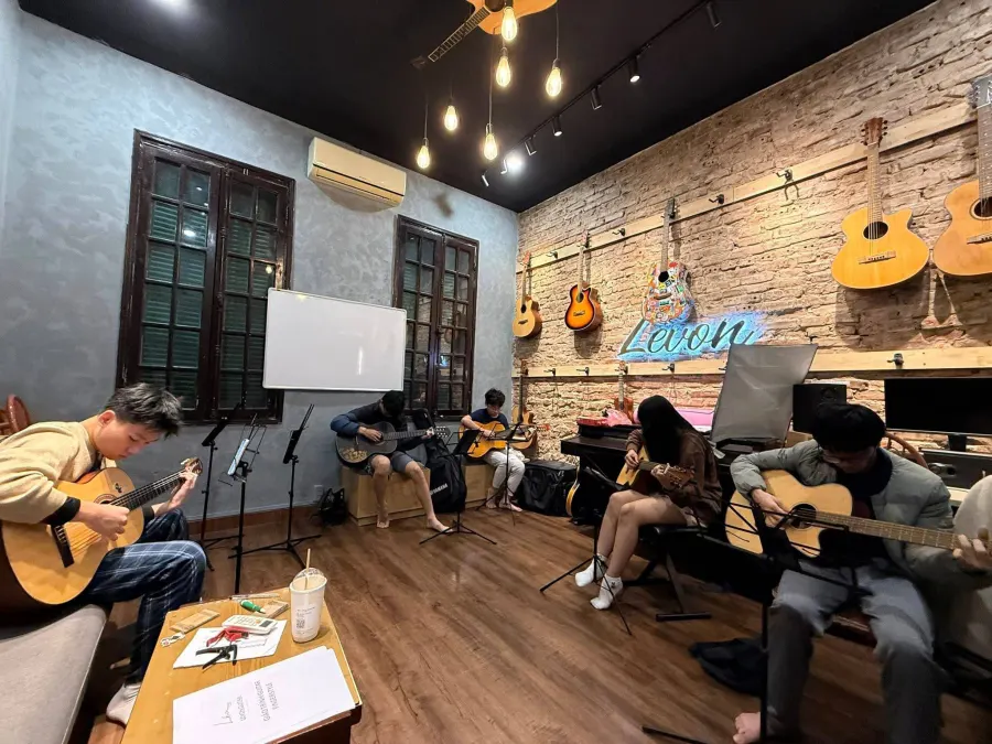Lớp Dạy đàn Levon Guitar Class