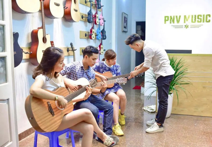 Lớp học Guitar PNV Music