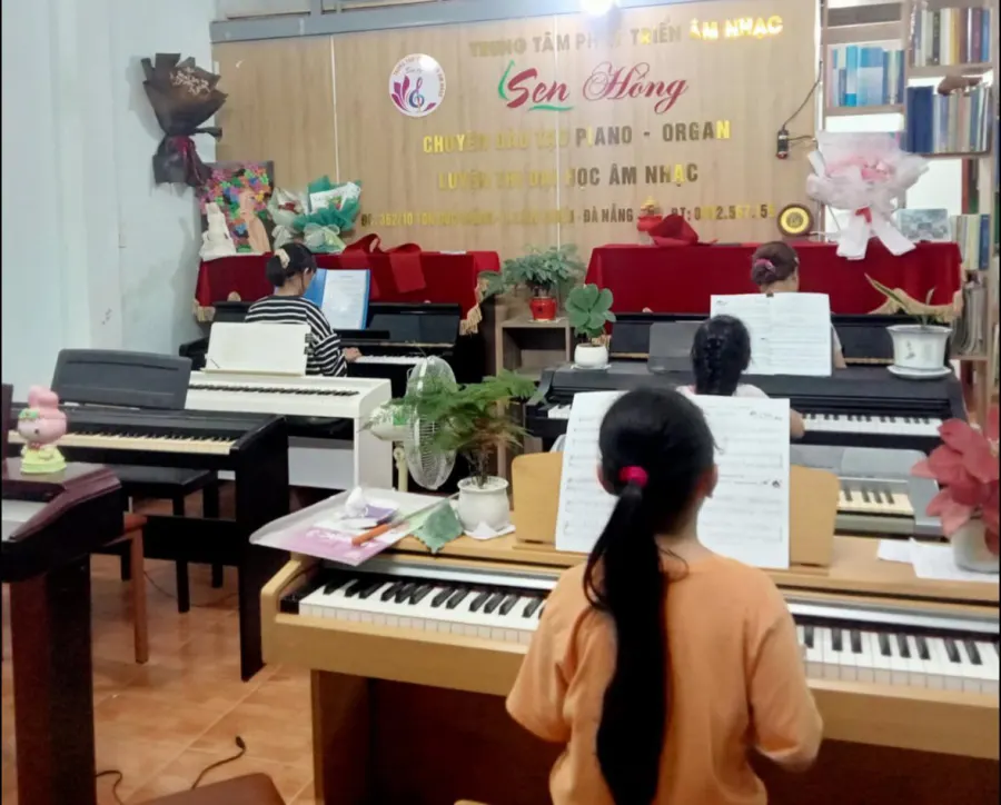 Trung tâm Âm nhạc Sen Hồng