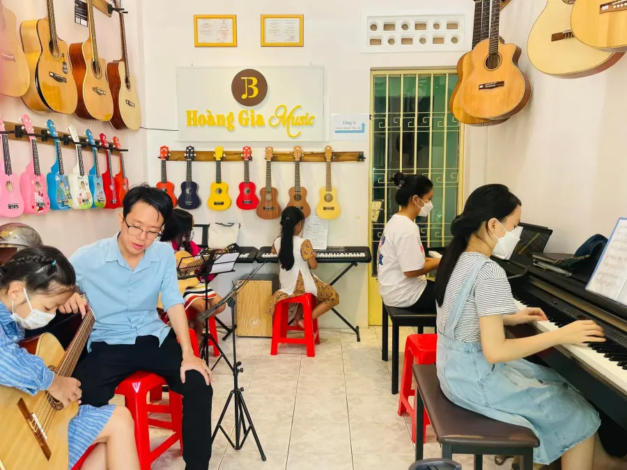 Trung tâm Hoàng Gia Music