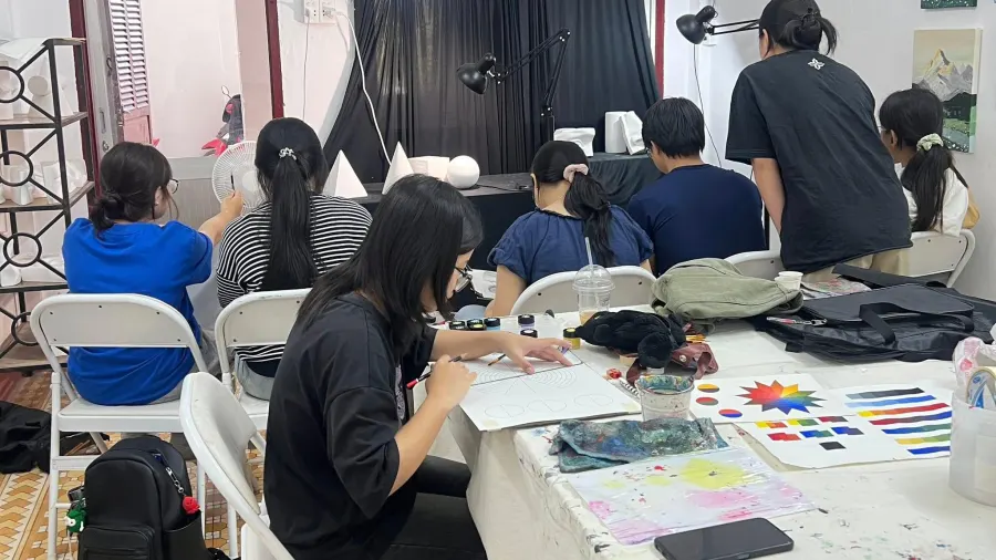 Lớp luyện thi vẽ Chì Studio