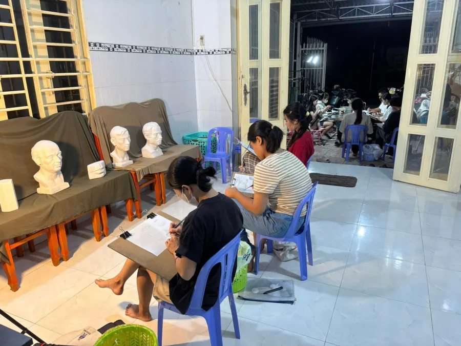 Lớp luyện thi Râu Art