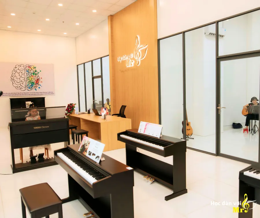 Lớp Học đàn với Mr.SOL