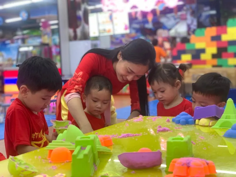 Mầm Non Song ngữ Mặt Trời Đỏ