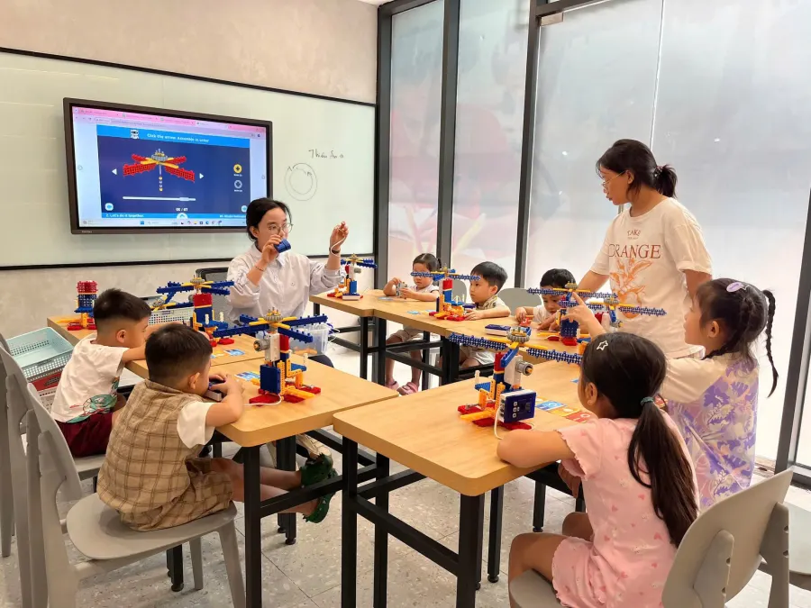 Trung tâm CDH - English & Coding Academy