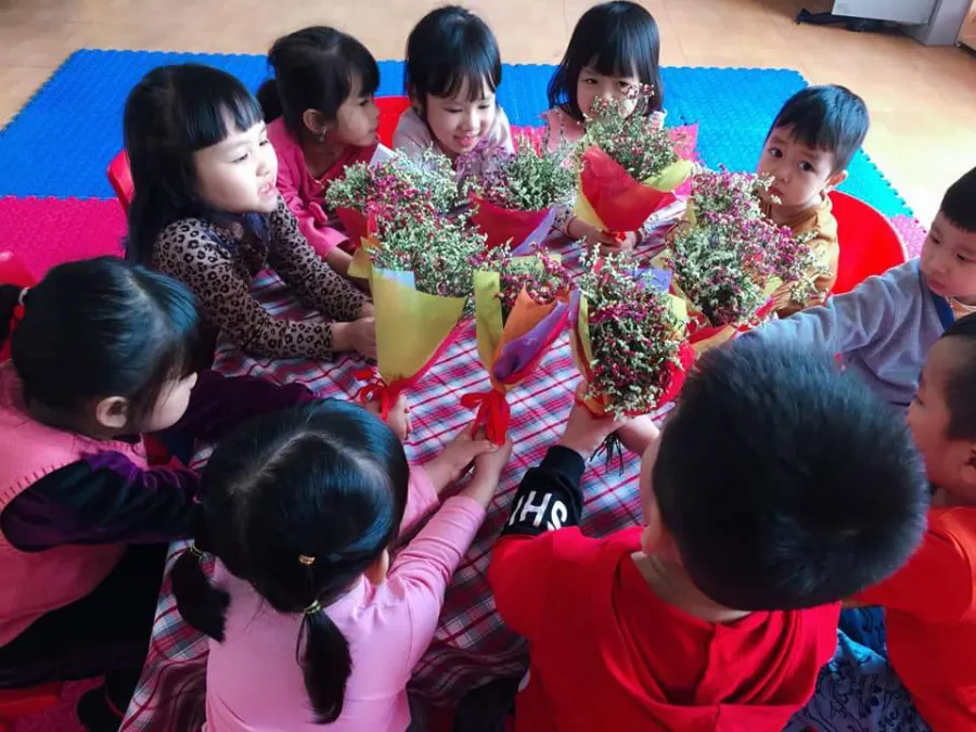Mầm non Chất lượng cao Những bông hoa nhỏ